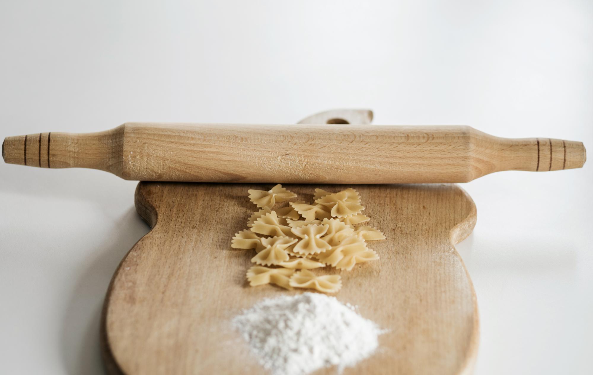 Pasta fatta a mano su tagliere